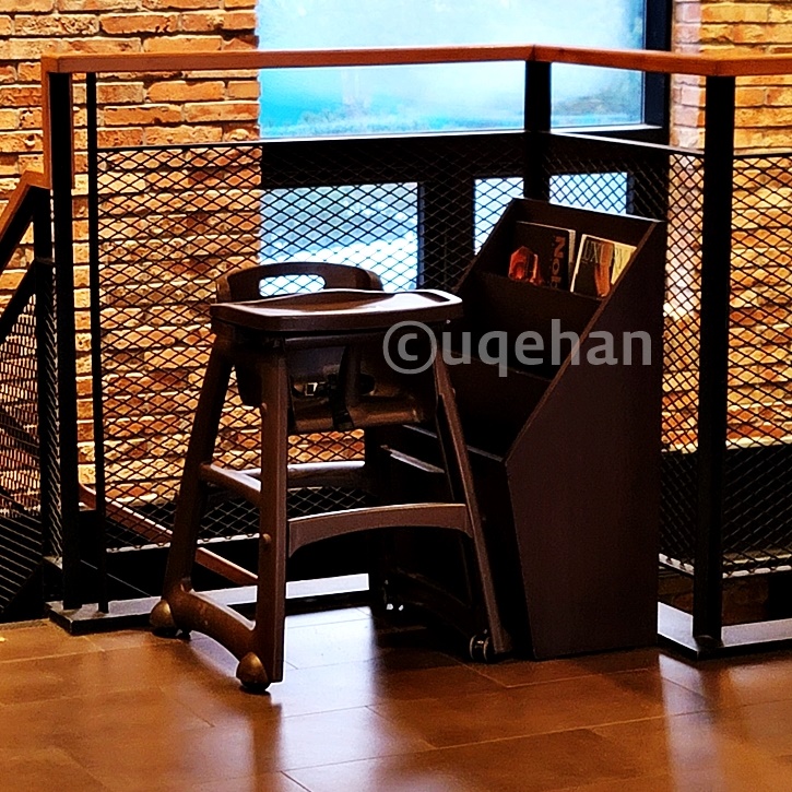 스타벅스 동두천 DT에 비치되어 있는 유아용 의자사진이다.