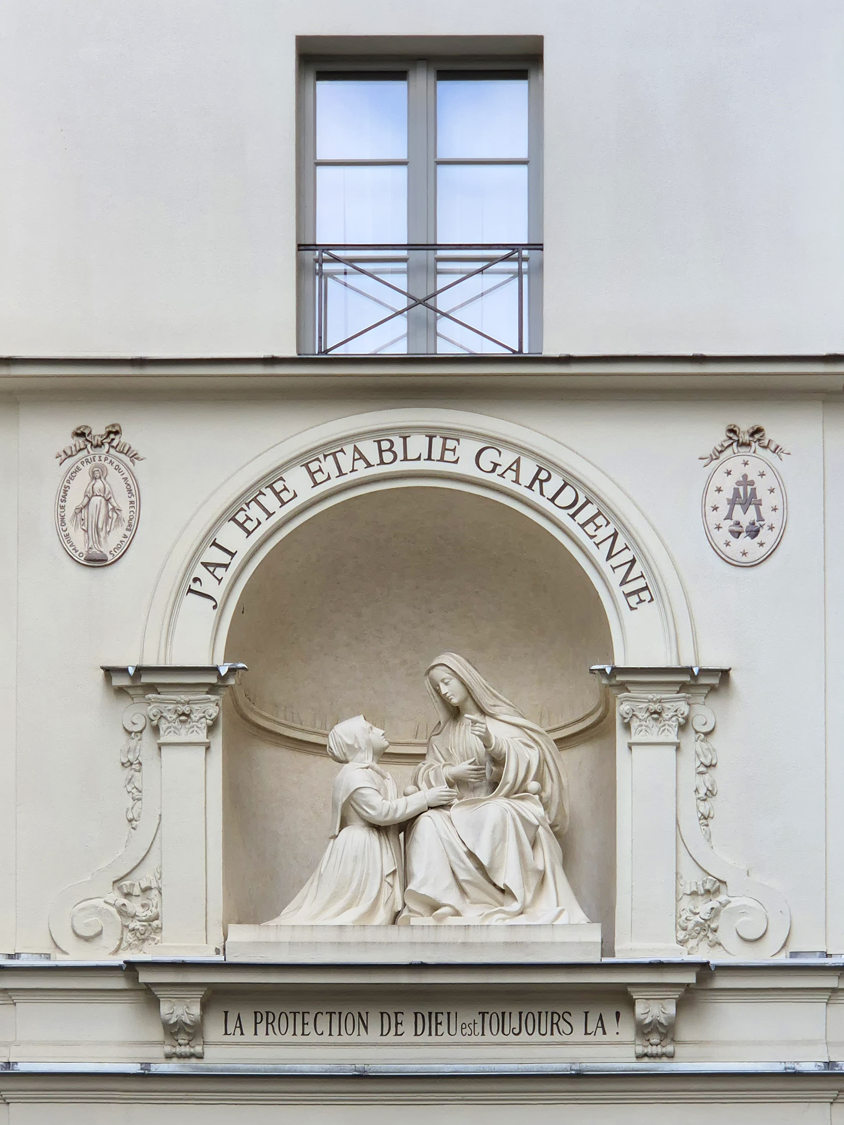 성모 발현지 파리 기적의 메달 성당(Chapelle Notre-Dame de la Médaille Miraculeuse) 가타리나 라부레 수녀(Sainte Catherine Labouré)와 성모 마리아 조각상 무료 이미지 다운로드