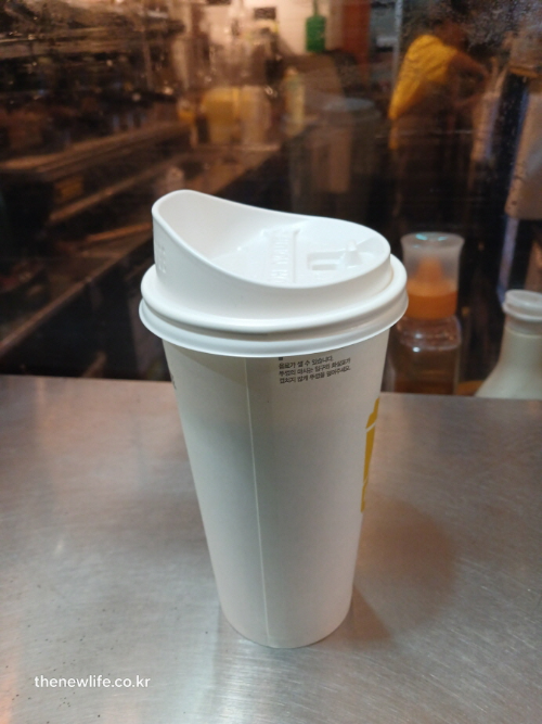매장에서 받아 든 테이크아웃 블랙커피 컵