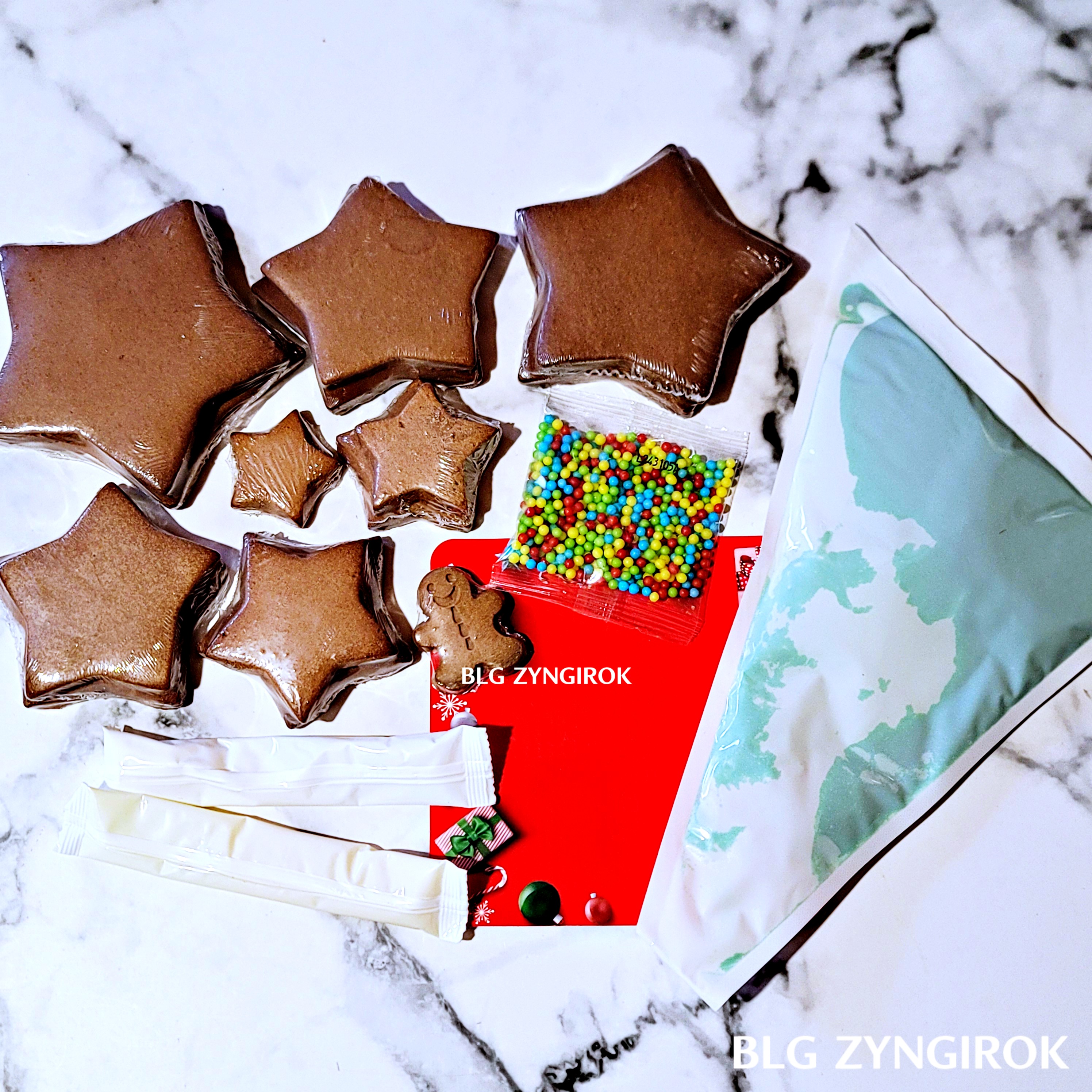 노브랜드에서 구매한 크리스마스 트리 키트 상품 포장을 뜯고 테이블에 놓아둔 모습이다.