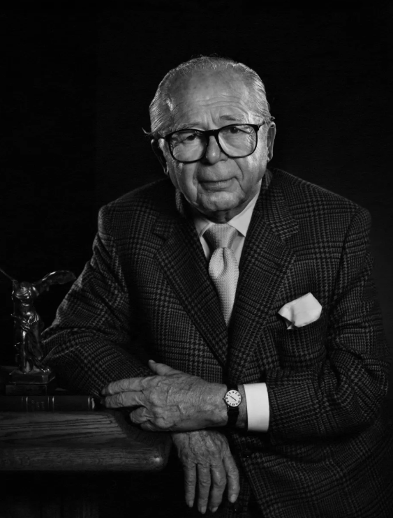 안꼉쓰고 있는 노년의 빌리와일더 감독 사진