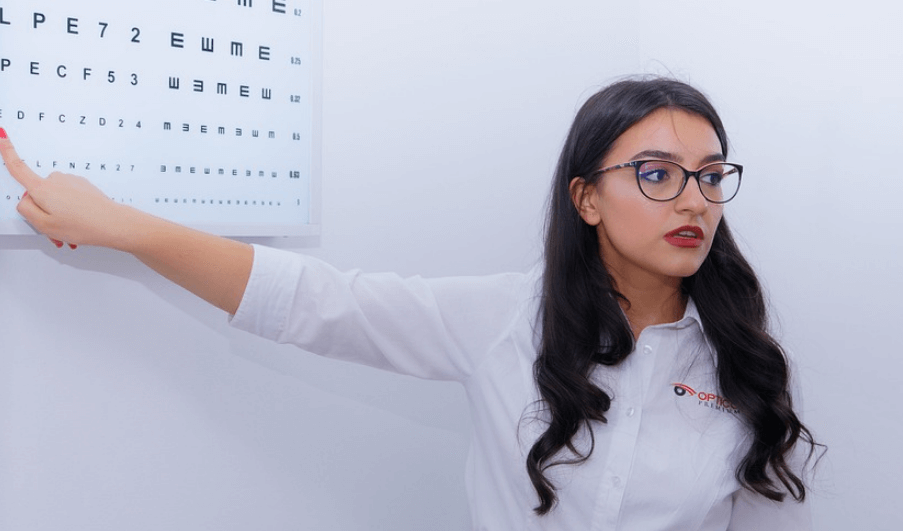 시력 검사를 하고 있는 여성