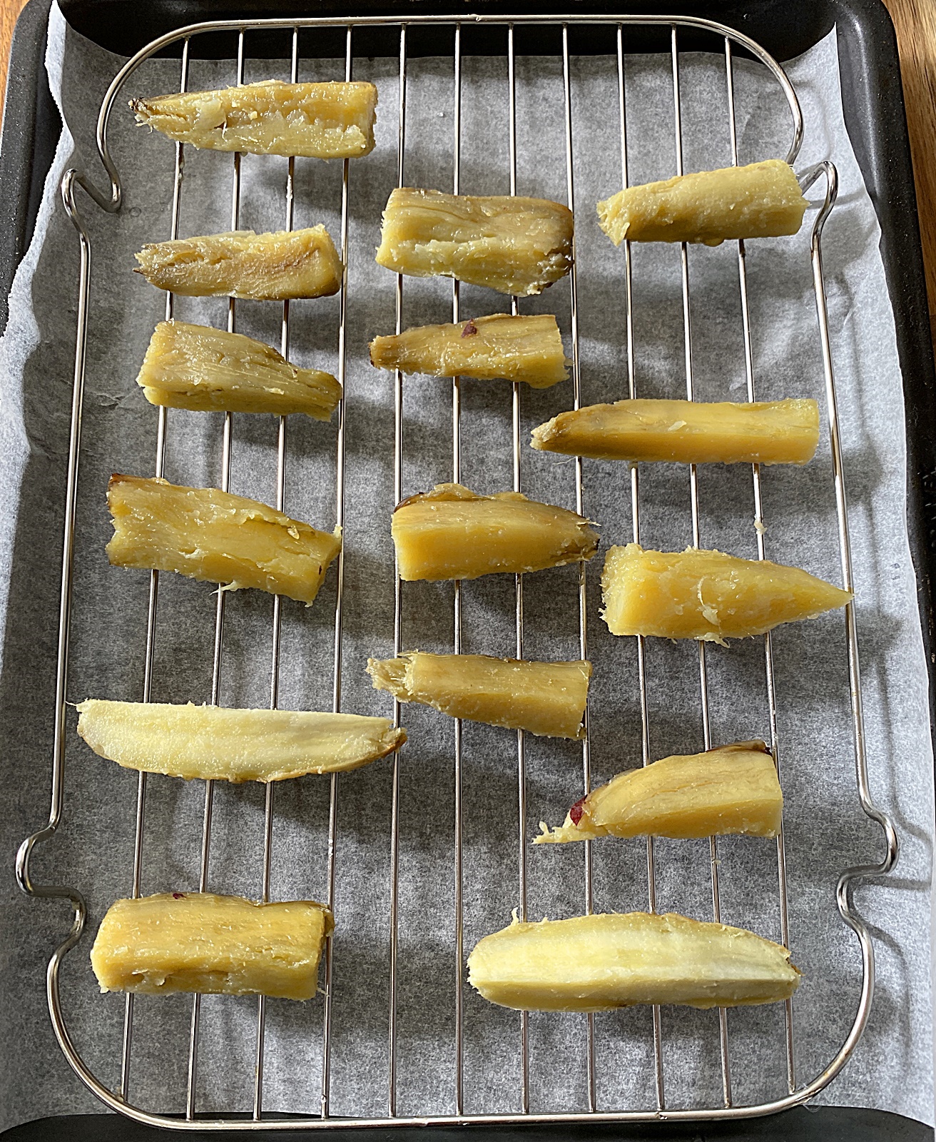 오븐 석쇠에 고구마 조각 올리기