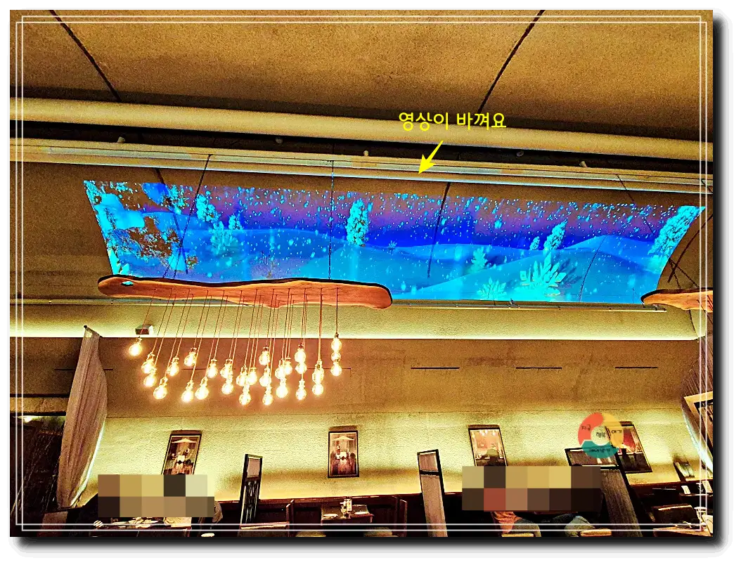 라그로타_내부테이블셋팅-사이드-4인테이블-천장-빔영상-벽면-미니액자