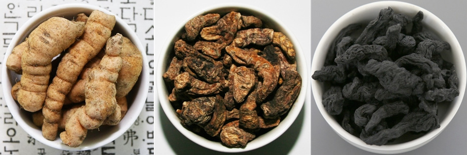 야생에서 채취를 한 지황의 뿌리를 그대로 둔 생지황과, 바싹 건조를 시킨 건지황, 9번 찌고 9번 말린 숙지황을 각각 희고 동그란 그릇에 가득 담아 놓은 것을 찍은 사진