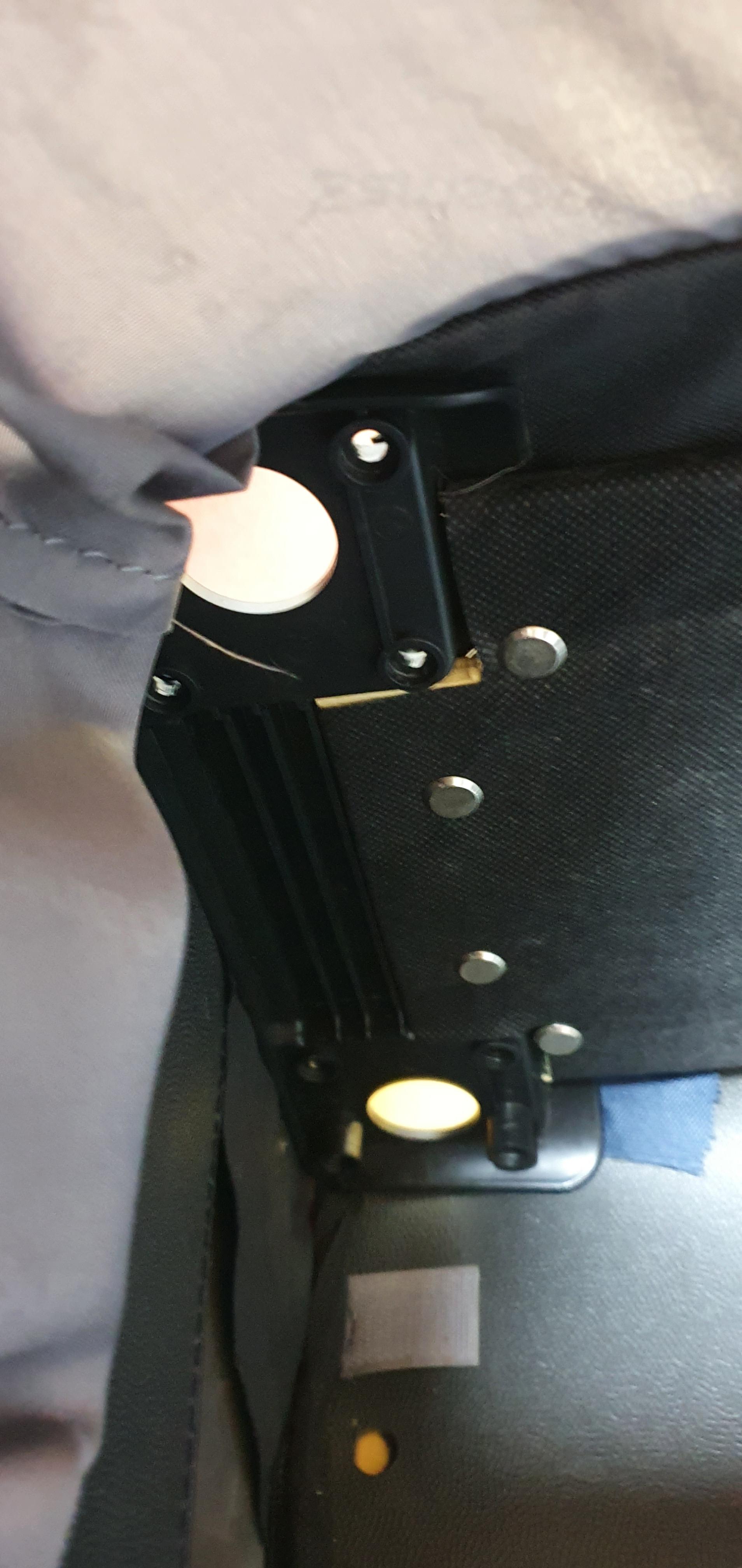 샘소나이트 안쪽 바퀴쪽 구멍