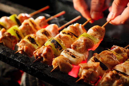 숯불 위에서 구워지는 야키토리