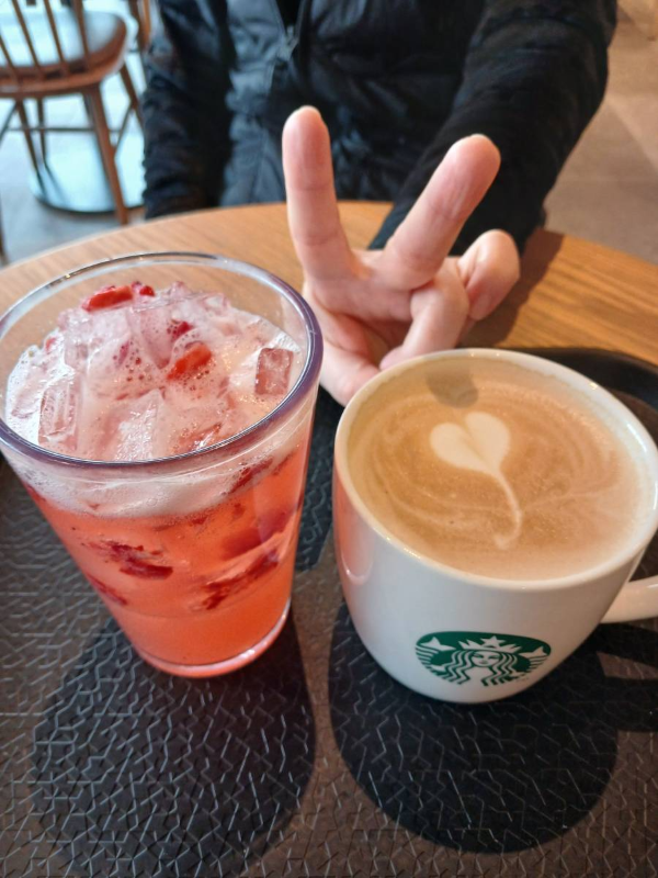 스벅매장 음료 수령하다