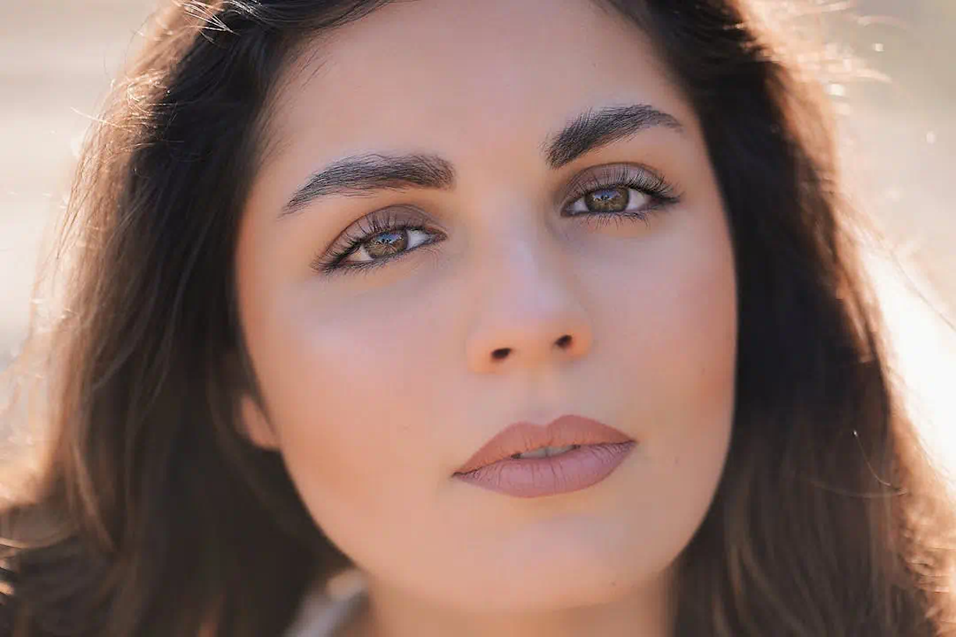 몽환적인 느낌을 풍기는 여성의 모습