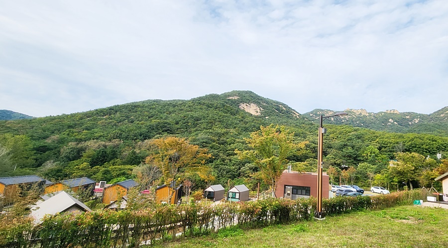 산막 텐트 앞쪽 잔디 밭과 높은곳에서 보는 야영장전경과 북한산