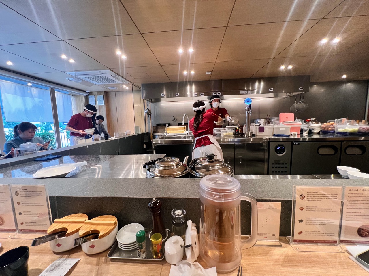 신뢰를 더하는 오픈주방, 깔끔한 실내, 혼밥하기 좋은 좌석