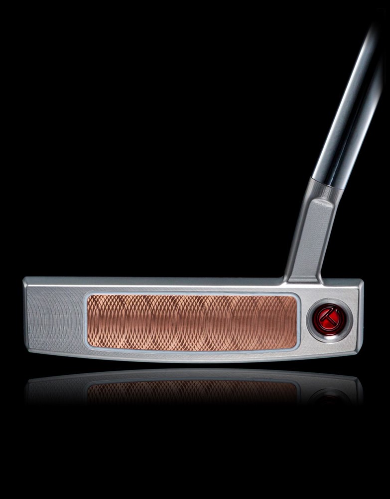 Select Flowback 5.5 Buttonback Tour Prototype 퍼터의 Teryllium 인레이와 정교한 페이스 밀링