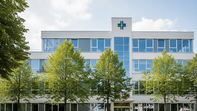 영양 상담이 가능한 현대식 병원 또는 클리닉 외관