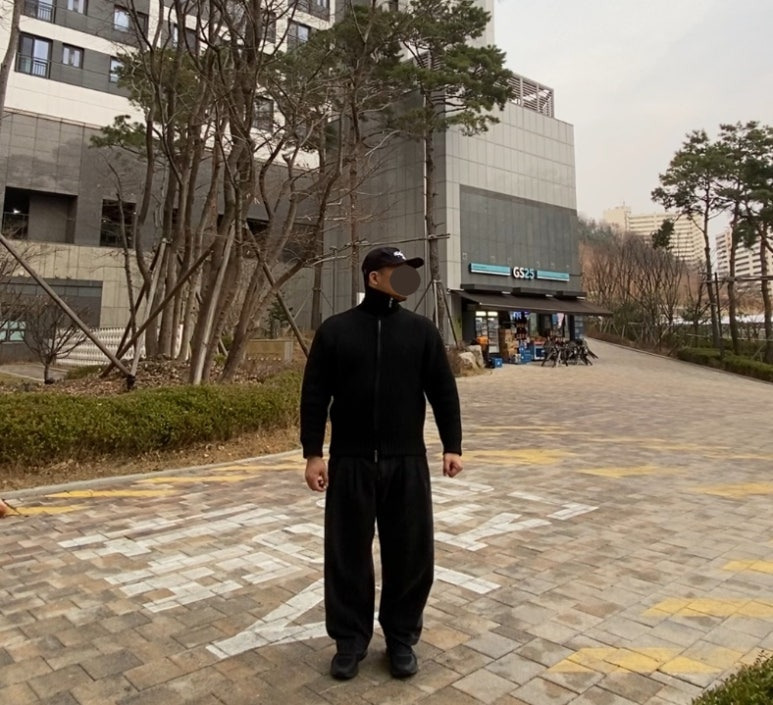데일리룩('26.3.20.)에페 EEFE 빈티지 할리우드 스타 볼캡, 르마드 에어울 하이넥 사선 집업 니트 블랙 카디건, 무신사스탠다드 와이드 벌룬 팬츠, 아식스 조그 100 블랙