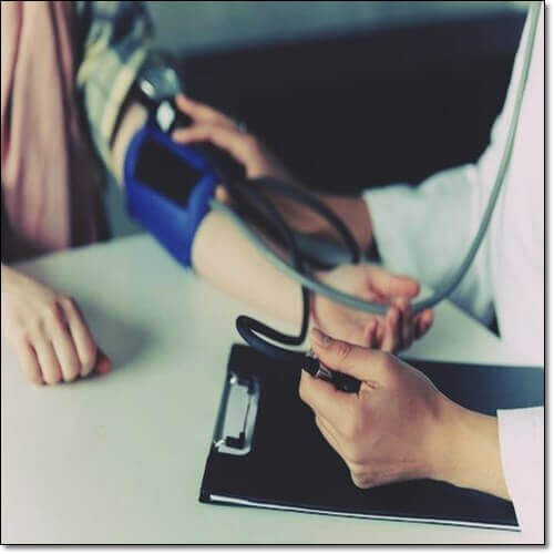 혈압 체크하는 순환기 장애 환자