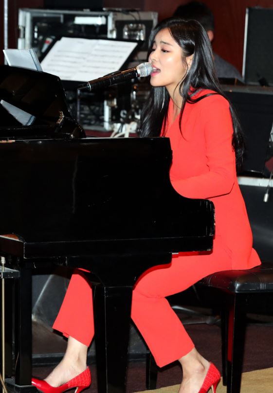 피아노 앞에서 연주 중인 가수 조정민