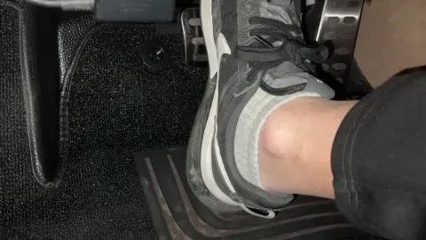 오토홀드 버튼 활성화 브레이크 페달 안밟아도 됨