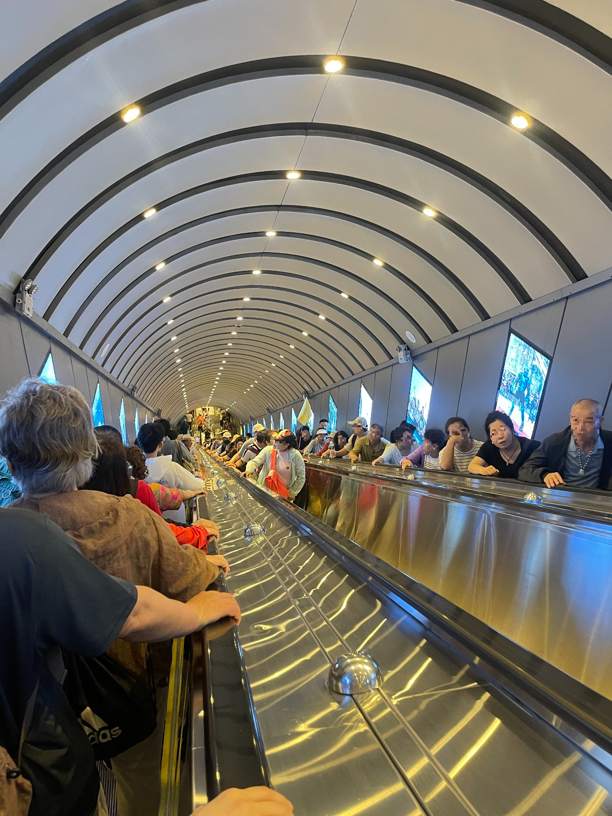 3줄로 만든 12개의 에스켈레이터 중 한개