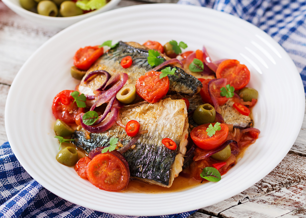 토마토를 곁드린 구운 생선 요리