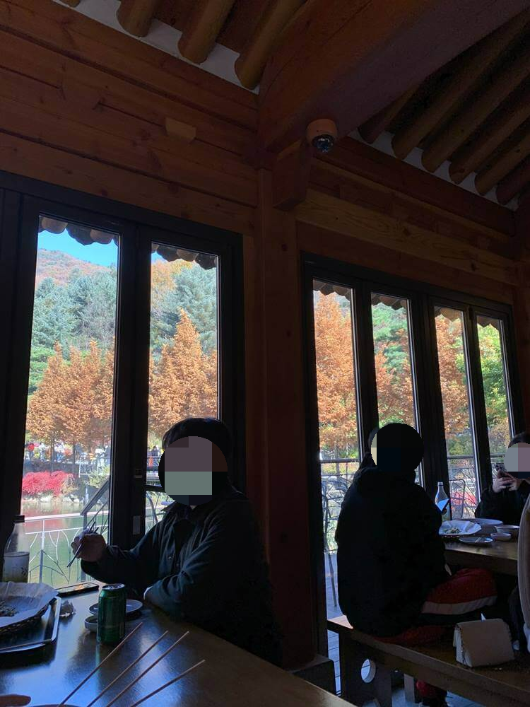 호수쪽 뷰가 보이는 자리