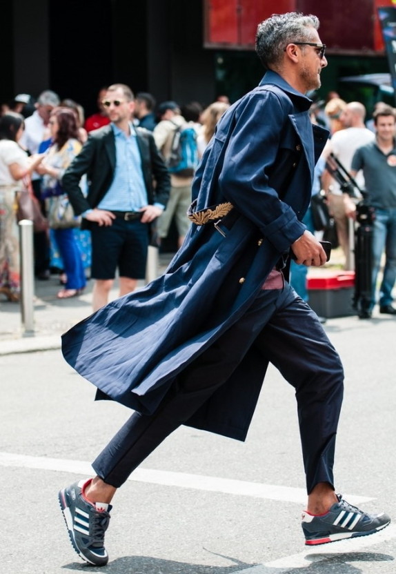 코드를 입고 뛰어가는 남성