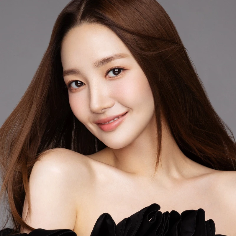 갈색 긴 머리에 검은 드레스를 입은 배우 박민영 썸네일