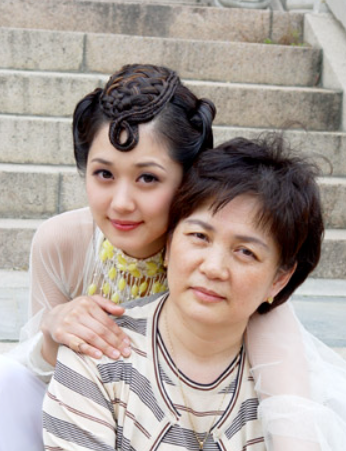 배우 장나라와 동안 어머니 와 함께한 다정한 사진