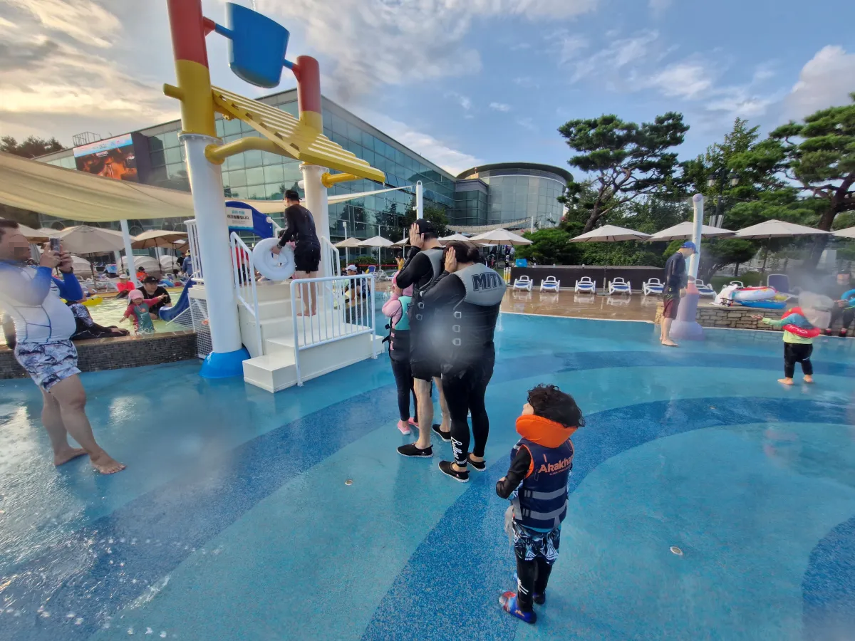 야외물놀이터에서-물폭포를-기다리고-있다