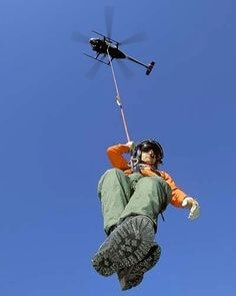 헬기로-로프를-타고-내려와-수상-구조하는-사람