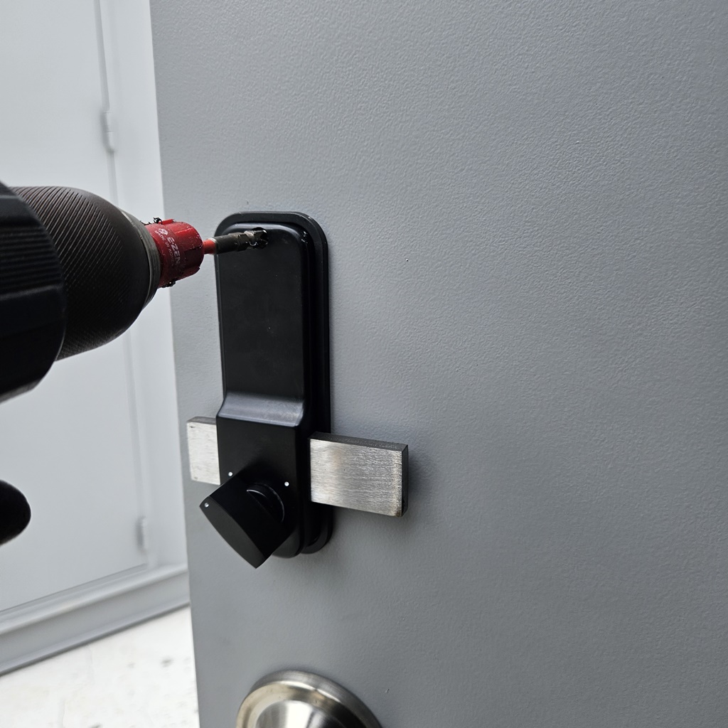 건설현장 야외 외부 옥외 실외 비가림 시설이 없는 컨테이너 사무실 출입문 방화문 비를 맞거나 습기에도 고장 나지 않고 건전지도 들어가지 않는 무 전원 방식 방수 도어락 기계식 버튼 번호키 설치