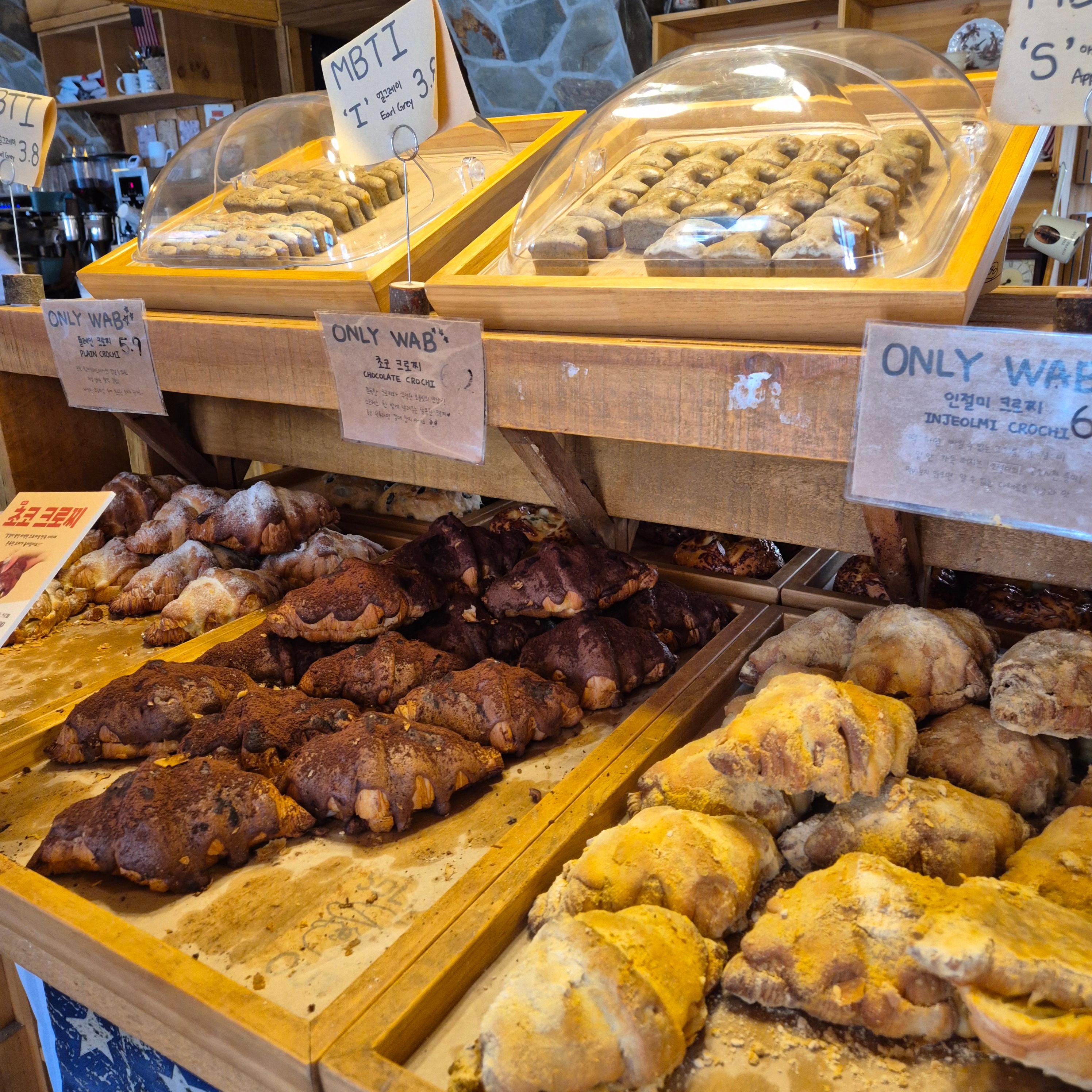 용산 카페, 왓어브레드, MBTI 빵, 용리단길 카페, 용산 베이커리, 인스타 감성 카페, 용산역 맛집, 미국 감성 카페, 휘낭시에 맛집, 용산 데이트 장소, 핫플레이스, 용산 빵집, 제빵 국가대표, 신상 카페, MZ 카페