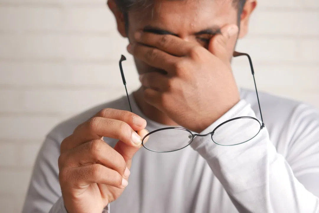 얼굴통증-얼굴잡고있는 사람 이미지