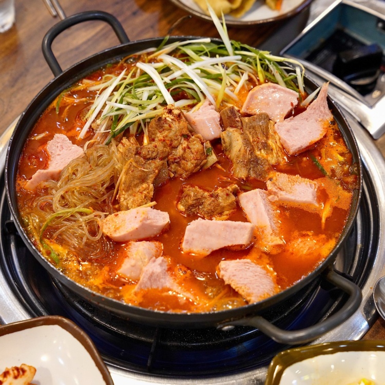 잠실 방이동 먹자골목에서 맛보는 서울 최고의 돼지갈비찜, 매운 돼지갈비찜, 돼지갈비 김치찜 맛집 추천 생방송투데이 리얼맛집 오늘방송 빅데이터 랭킹 맛집