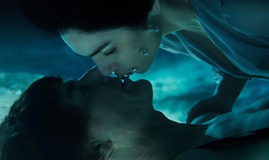 물속에서 톰크루자와 여자가 키스를 하고 있다.