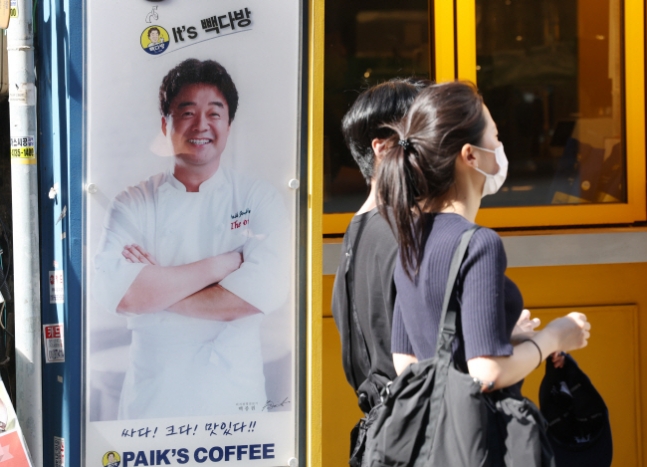 상장 추진 중 음료값 인상 상장을 추진 중인 더본코리아의 카페 프랜차이즈 빽다방이 이달 시즌 메뉴로 출시된 수박주스 가격을 지난해보다 5.2% 오른 4000원으로 인상했다.