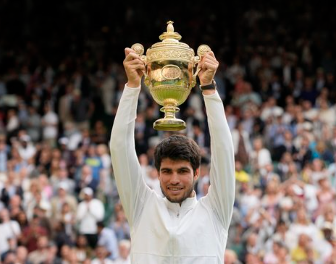 카를로스 알카라스(20, 스페인)가 윔블던 우승후 트로피를 들고 기뻐하는 사진