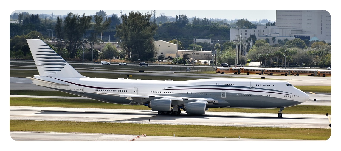 보잉 B747-8i, VIP 비즈니스 제트기가 공항에 주기되어 있는 모습을 찍은 사진