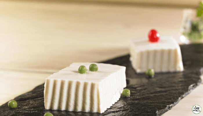 검은 돌접시 위에 순두부 2모가 세로로 놓여져 있다 