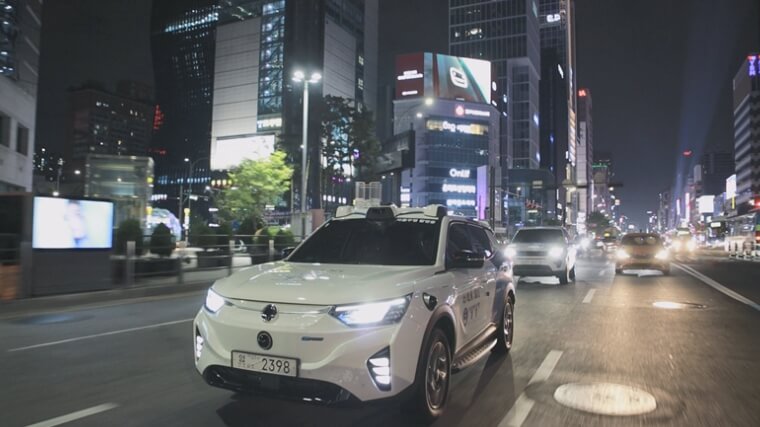 도로 위를 달리는 서울 심야 자율주행 택시