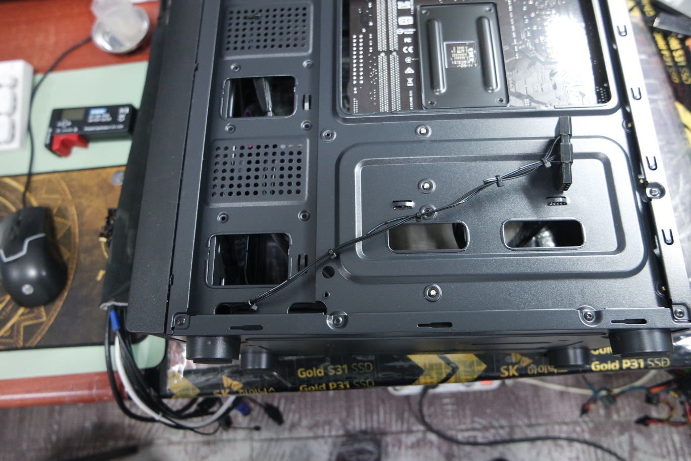 전면팬 전원선을 별도로 묶었습니다.