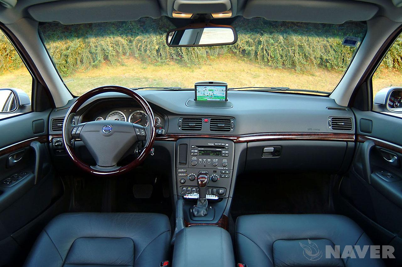 2006년식 볼보 S80 실내 1열 디자인