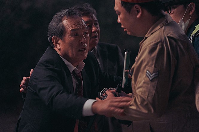 구조요청에_성공한_주인공과_가족들_이미지