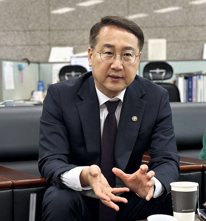 인터뷰하는 김인호 산림청장