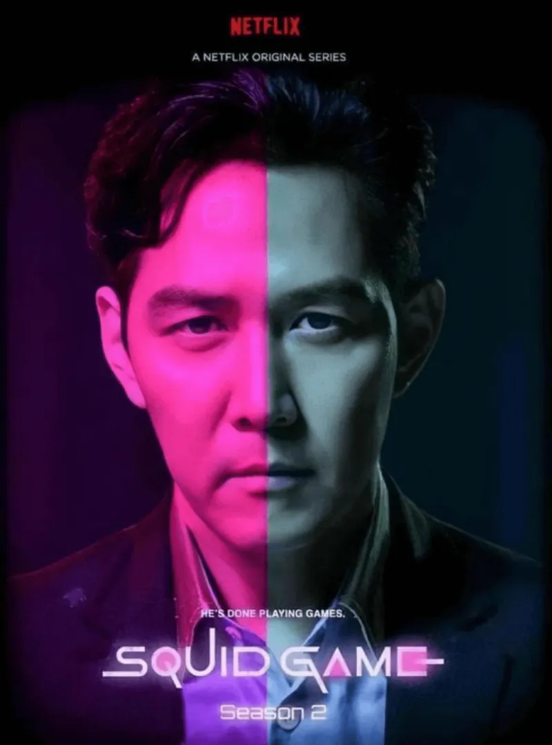 검은 배경에 양복을 입고 전면을 바라보고 있는 이정재