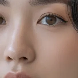 쌍꺼풀 수술 이미지 - 쌍꺼풀 수술을 받은 사람