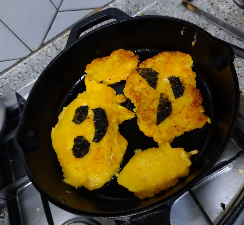 파낸 늙은호박으로 호박부침개를 해먹는데 김으로 눈코입을 만들어줌