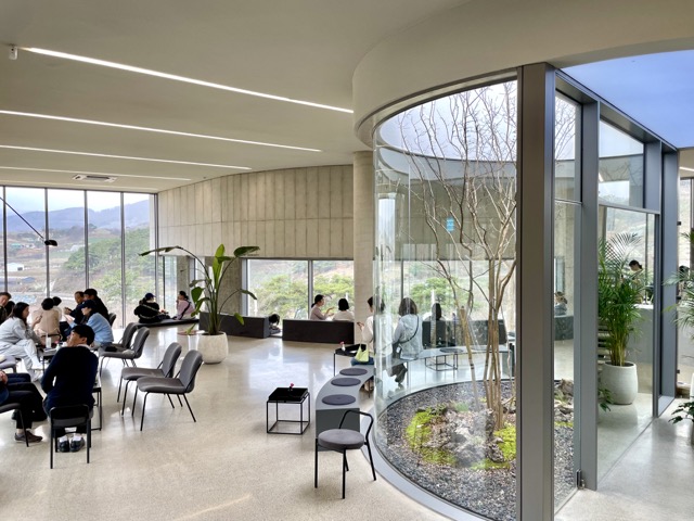 소우모우의-넓은-실내-공간