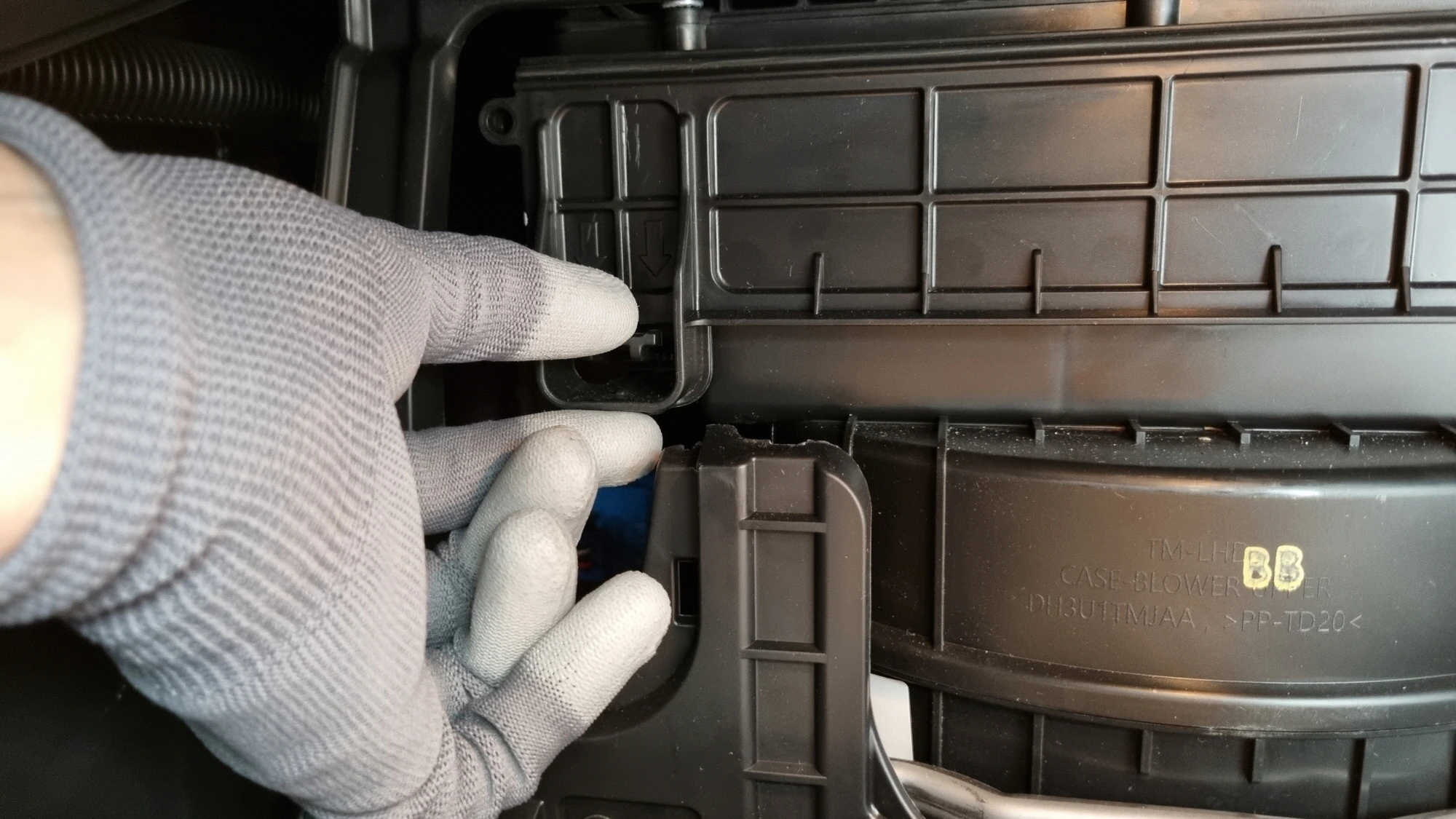 필터 커버 여는 모습