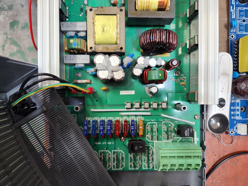 TRUMA 카라반 파워서플라이 APS 400-K 출력 전압 무(無)
전원 공급 불가로 카라반 전기 시스템 작동 불능
내부 점검 결과 불량 소자 확인
수리 내용
불량 소자 정밀 진단 후 교체
전원 및 출력 회로 전반 점검
출력 전압 정상 복구 확인
수리 완료 후 안정화 테스트 진행
👉 수리 완료 후 정상 동작 상태로 출고 완료했습니다. 수리 과정 by 메트영남