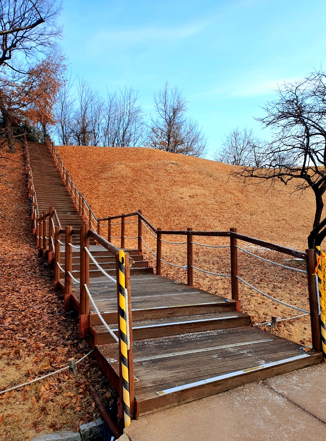 몽촌토성-가는-계단입니다.